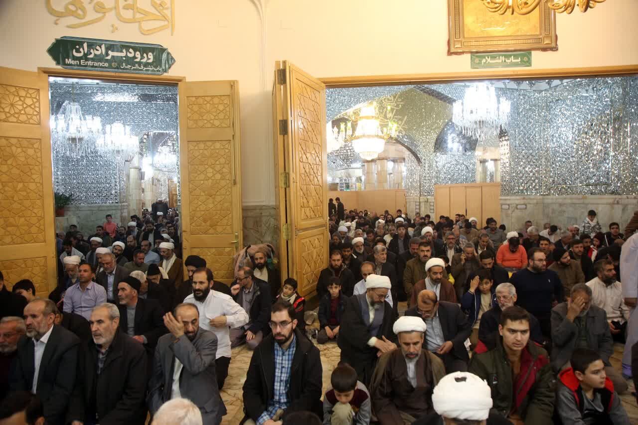 اقامه نماز جماعت باشکوه ظهر امروز به امامت آیت الله سعیدی در حرم مطهر حضرت معصومه(س)