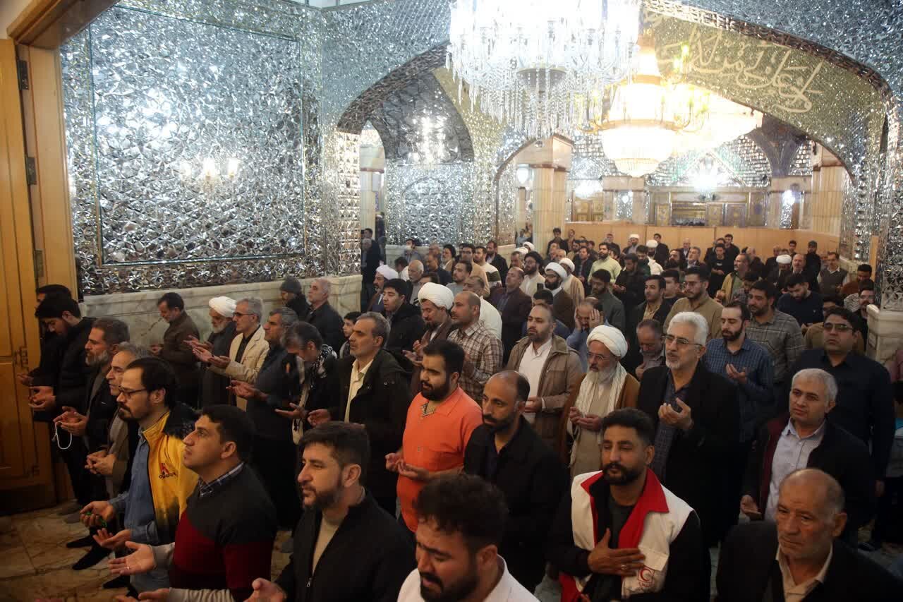 اقامه نماز جماعت باشکوه ظهر امروز به امامت آیت الله سعیدی در حرم مطهر حضرت معصومه(س)