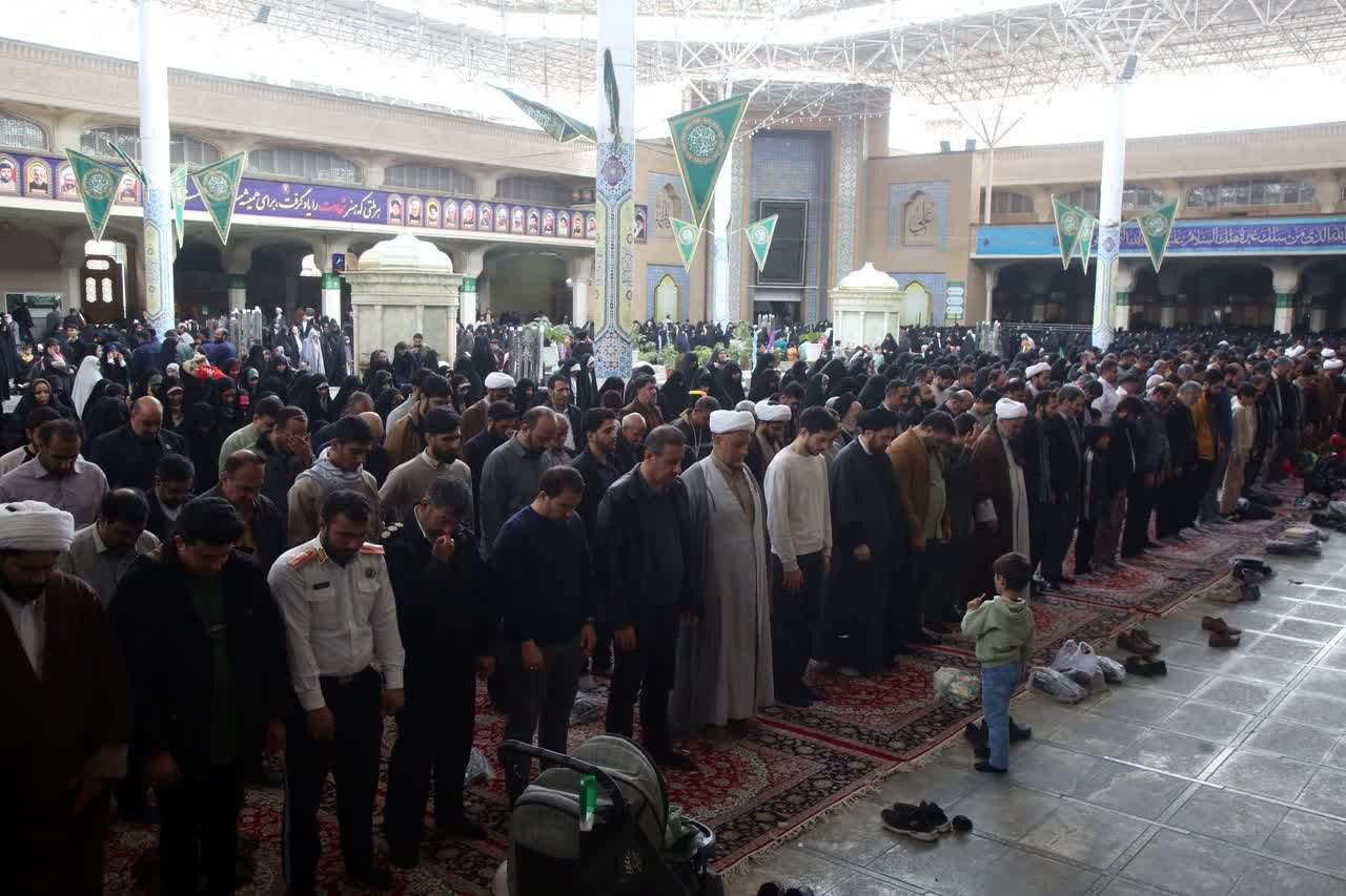 اقامه نماز جماعت باشکوه ظهر امروز به امامت آیت الله سعیدی در حرم مطهر حضرت معصومه(س)