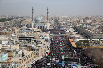 تقرير مصور/ مسيرة جماهيرية غفيرة في مدينة قم بذكرى انتصار الثورة الاسلامية في إيران