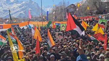 فيديو | تجمع كبير لسكان كارجيل الهندية للاحتفال بذكرى الانتصار الثورة الاسلامية الايرانية