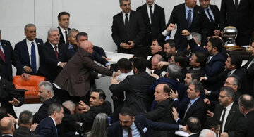 Civîna şandina wêzîrê nû di Meclîsa Tirkiyê de bû sedema têkoşîna xwînî