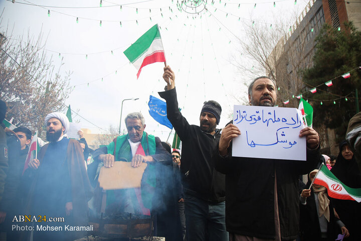 تقرير مصور/ مسيرة جماهيرية غفيرة في مدينة قم بذكرى انتصار الثورة الاسلامية في إيران