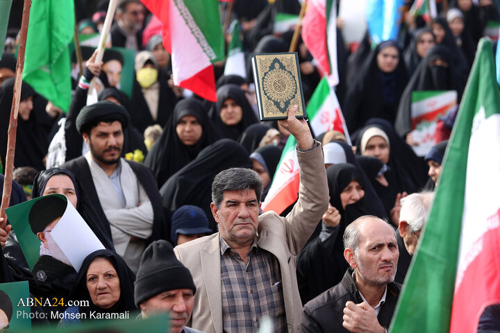 تقرير مصور/ مسيرة جماهيرية غفيرة في مدينة قم بذكرى انتصار الثورة الاسلامية في إيران