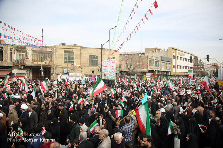 تقرير مصور/ مسيرة جماهيرية غفيرة في مدينة قم بذكرى انتصار الثورة الاسلامية في إيران