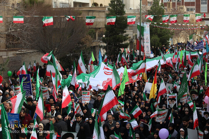 تقرير مصور/ مسيرة جماهيرية غفيرة في مدينة قم بذكرى انتصار الثورة الاسلامية في إيران