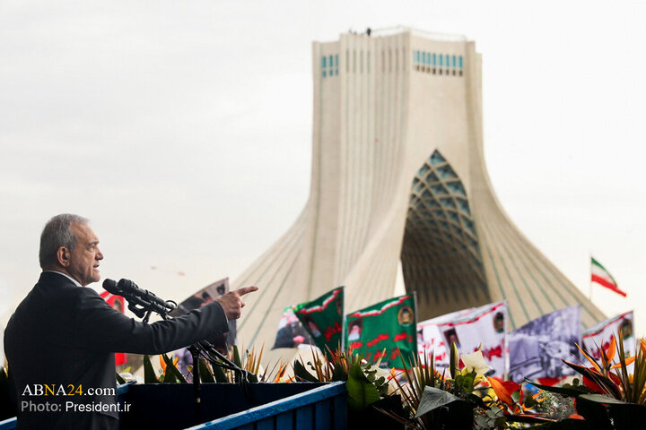 تقرير مصور/ الرئيس الإيراني يلقي كلمة بذكرى انتصار الثورة الاسلامية في البلاد
