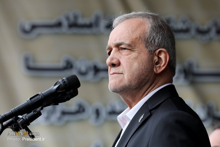 تقرير مصور/ الرئيس الإيراني يلقي كلمة بذكرى انتصار الثورة الاسلامية في البلاد