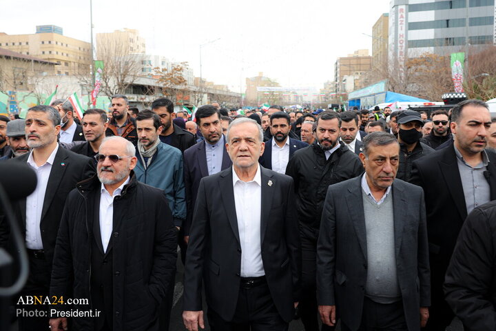 تقرير مصور/ الرئيس الإيراني يلقي كلمة بذكرى انتصار الثورة الاسلامية في البلاد