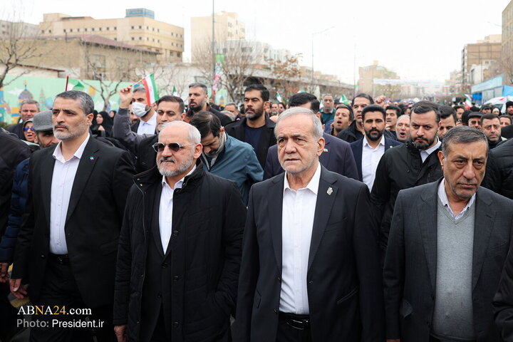 تقرير مصور/ الرئيس الإيراني يلقي كلمة بذكرى انتصار الثورة الاسلامية في البلاد