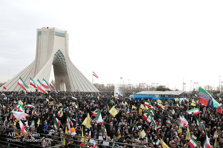 تقرير مصور/ الرئيس الإيراني يلقي كلمة بذكرى انتصار الثورة الاسلامية في البلاد