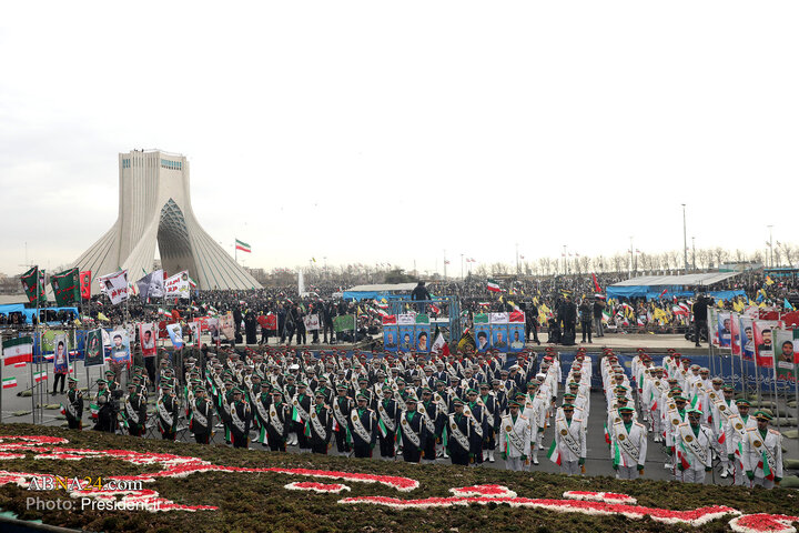 تقرير مصور/ الرئيس الإيراني يلقي كلمة بذكرى انتصار الثورة الاسلامية في البلاد