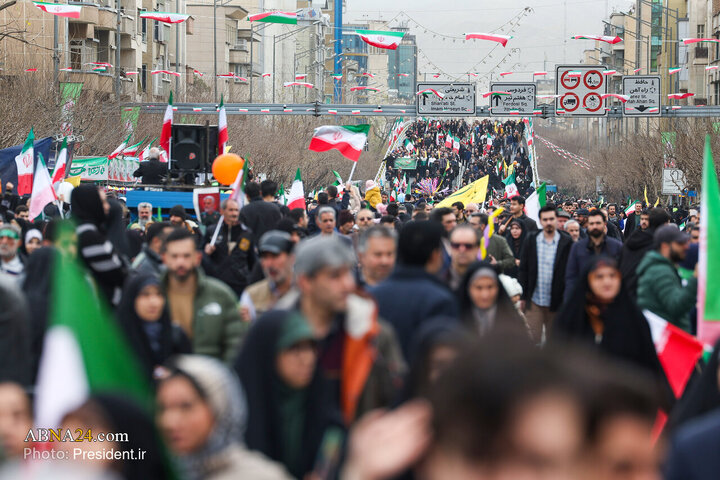 تقرير مصور/ الرئيس الإيراني يلقي كلمة بذكرى انتصار الثورة الاسلامية في البلاد