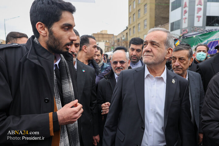 تقرير مصور/ الرئيس الإيراني يلقي كلمة بذكرى انتصار الثورة الاسلامية في البلاد
