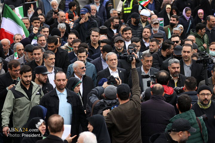 تقرير مصور/ الرئيس الإيراني يلقي كلمة بذكرى انتصار الثورة الاسلامية في البلاد