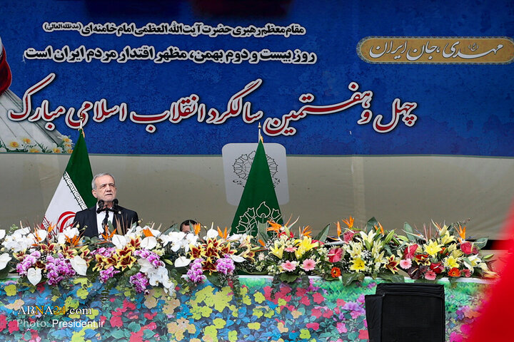 تقرير مصور/ الرئيس الإيراني يلقي كلمة بذكرى انتصار الثورة الاسلامية في البلاد