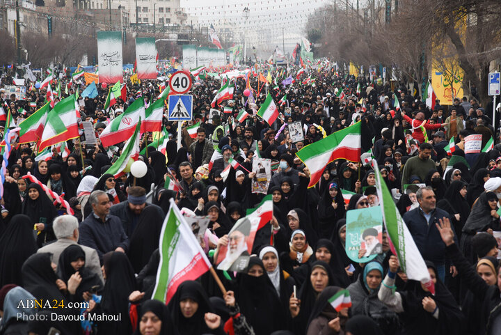 تقرير مصور/ مسيرات "يوم ا لله" 22 بهمن بمدينة مشهد بذكرى انتصار الثورة الاسلامية المباركة في إيران