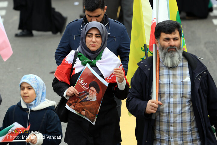 تقرير مصور/ مشاركة واسعة بمدينة قم بذكرى انتصار الثورة الاسلامية المباركة في إيران