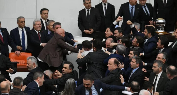 Civîna şandina wêzîrê nû di Meclîsa Tirkiyê de bû sedema têkoşîna xwînî