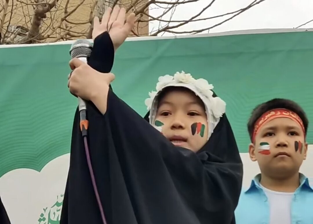 ویدیو | شعرخوانی دختر افغانستانی در راهپیمایی ۲۲ بهمن