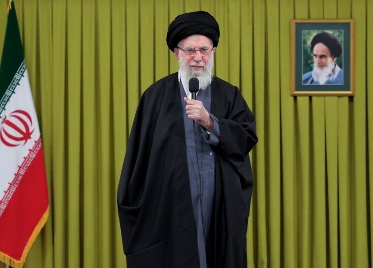 الإمام الخامنئي يوجه كلمة للشعب الإيراني الذي شارك في مسيرات انتصار الثورة الاسلامية