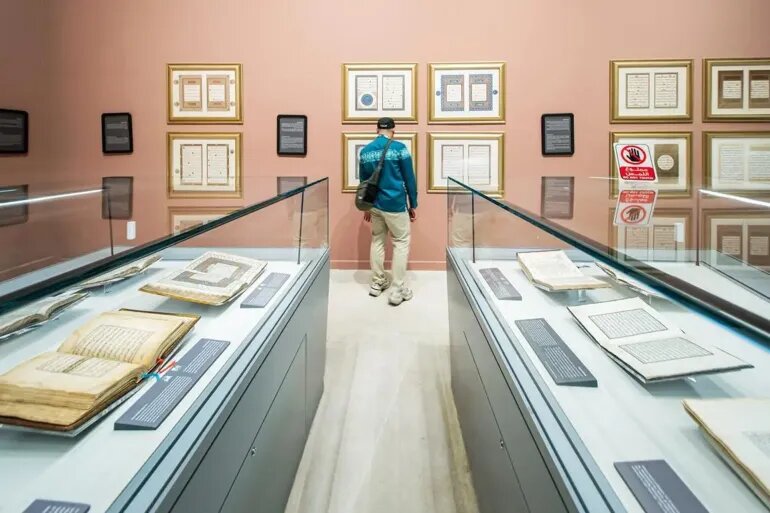 نمایش یک نسخه نادر از «مصحف آبی» در موزه قرآن مکه