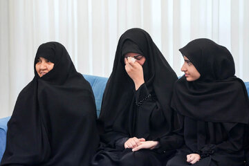 حضور دکتر قالیباف در منزل شهید فرج‌الله شوشتری