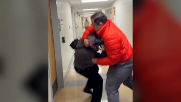 ویدیو | تعلیق استاد دانشگاه اوهایو پس از هجوم به خبرنگار به‌خاطر سوال درباره سوء‌استفاده جنسی