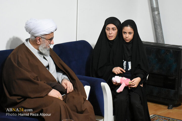 تقرير مصور/ آية الله رمضاني يزور عائلة (شهيد الوطن) في مدينة جيلان الايرانية