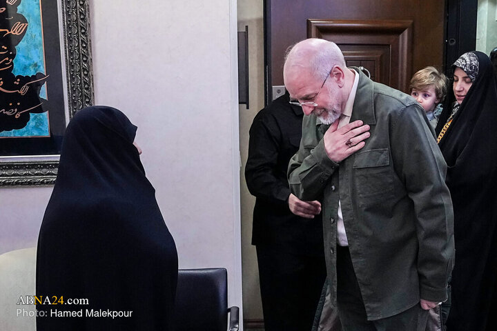 حضور دکتر قالیباف در منزل شهید فرج‌الله شوشتری