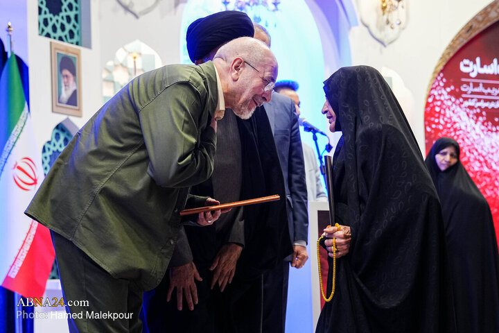 کنگره ملی شهدای "غریب اسارت" جمعه (۲۴ بهمن ۱۴۰۴) با حضور دکتر محمدباقر قالیباف، رئیس مجلس شورای اسلامی و خانواده‌های معزز شهدا و آزادگان در سالن قدس حرم مطهر رضوی در مشهد مقدس برگزار شد.