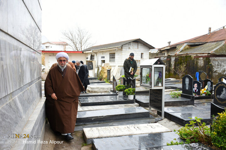 حضور آیت‌الله رمضانی، دبیرکل مجمع جهانی اهل‌بیت(ع) و نماینده مردم گیلان در مجلس خبرگان رهبری در گلزار شهدای رودسر