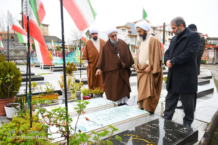 حضور آیت‌الله رمضانی، دبیرکل مجمع جهانی اهل‌بیت(ع) و نماینده مردم گیلان در مجلس خبرگان رهبری در گلزار شهدای رودسر