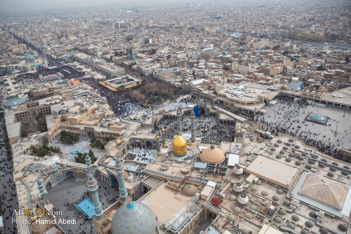 چهارشنبه (۲۲ بهمن ۱۴۰۴) راهپیمایی باشکوه سالروز پیروزی انقلاب اسلامی همزمان با سراسر کشور در قم برگزار شد و مردم حاضر در این جشن ملی گلباران شدند.