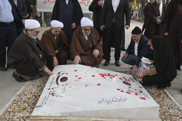 همزمان با ایام مبارک دهه فجر، آیت‌الله رضا رمضانی، دبیرکل مجمع جهانی اهل‌بیت(ع) به همراه جمعی از مدیران این مجمع، با حضور در گلزار شهدای بهشت زهرا(س) به مقام شامخ شهدای انقلاب و جنگ تحمیلی و شهدای جنگ ۱۲ روزه ادای احترام کردند.