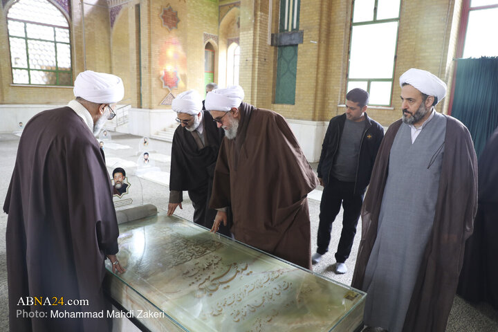 همزمان با ایام مبارک دهه فجر، آیت‌الله رضا رمضانی، دبیرکل مجمع جهانی اهل‌بیت(ع) به همراه جمعی از مدیران این مجمع، با حضور در گلزار شهدای بهشت زهرا(س) به مقام شامخ شهدای انقلاب و جنگ تحمیلی و شهدای جنگ ۱۲ روزه ادای احترام کردند.