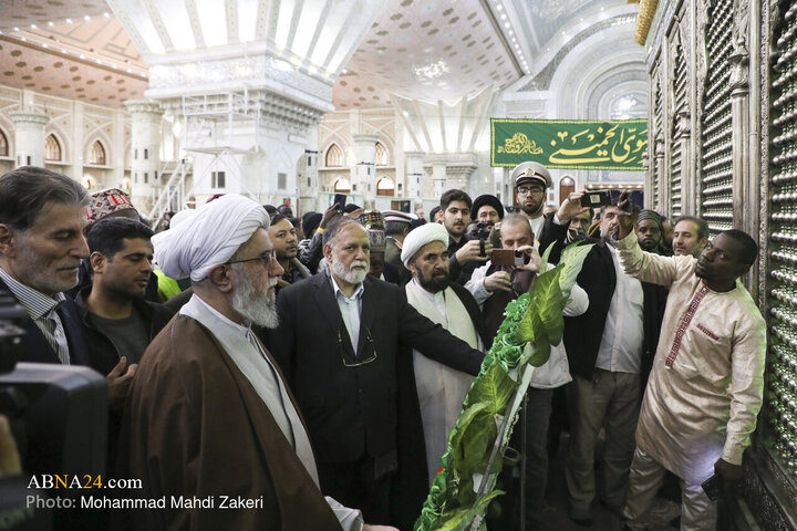 آیت‌الله رضا رمضانی، دبیرکل و جمعی از معاونان و کارکنان مجمع جهانی اهل‌بیت(ع) به‌مناسبت دهه فجر انقلاب اسلامی با حضور در حرم مطهر حضرت امام خمینی(ره) با آرمان‌های بنیانگذار جمهوری اسلامی ایران تجدید میثاق کردند.