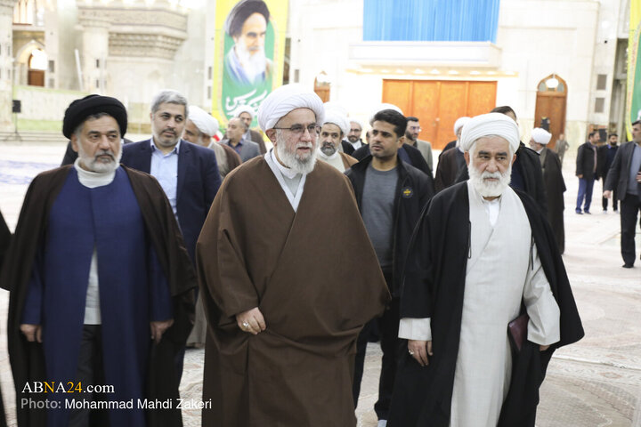 آیت‌الله رضا رمضانی، دبیرکل و جمعی از معاونان و کارکنان مجمع جهانی اهل‌بیت(ع) به‌مناسبت دهه فجر انقلاب اسلامی با حضور در حرم مطهر حضرت امام خمینی(ره) با آرمان‌های بنیانگذار جمهوری اسلامی ایران تجدید میثاق کردند.