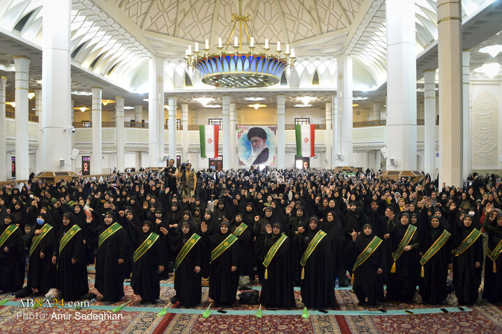 دومین آیین و اجتماع بزرگ بانوان مدافع ولایت، هم‌زمان با ایام‌الله دهه فجر انقلاب اسلامی، یکشنبه ( ۱۹ بهمن ۱۴۰۴) با حضور پرشور بانوان شیرازی و جمعی از خانواده‌های معظم شهدا، در شبستان امام خمینی‌(ره) حرم مطهر حضرت شاهچراغ‌(ع) برگزار شد.