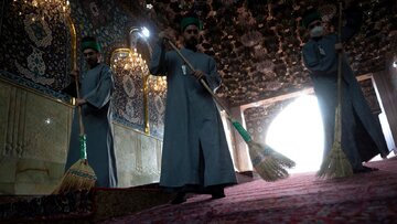 Informe fotográfico | Manos reverentes limpian el camino de fe en el santuario de Abu al-Fadl al-Abbas (la paz sea con él)