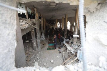 Informe fotográfico | Palestinos realizan la oración del viernes sobre las ruinas de la destruida mezquita Al-Kanz en Gaza