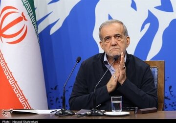 بزشكيان يشيد بالمشاركة الحاشدة للشعب في مسيرات ذكرى انتصار الثورة ويصفها بالانجاز المدهش