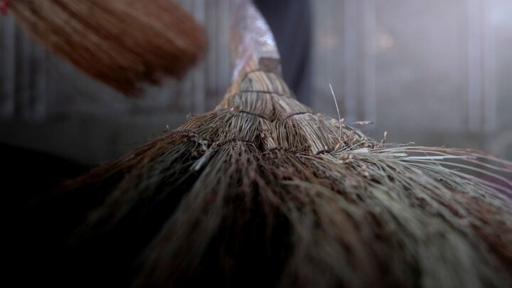 Informe fotográfico | Manos reverentes limpian el camino de fe en el santuario de Abu al-Fadl al-Abbas (la paz sea con él)
