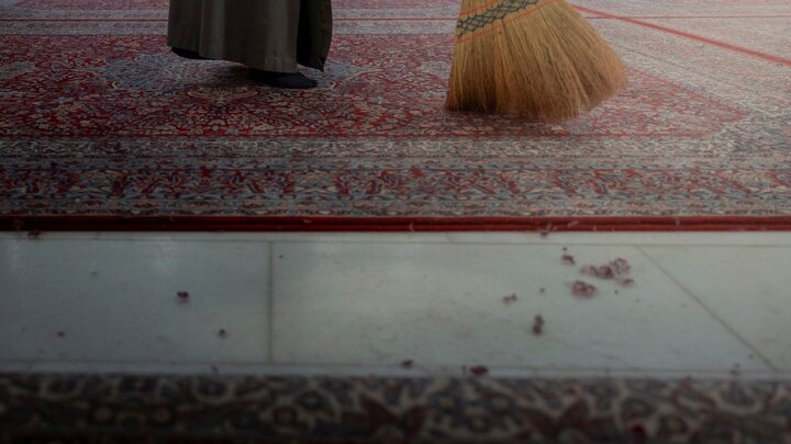 Informe fotográfico | Manos reverentes limpian el camino de fe en el santuario de Abu al-Fadl al-Abbas (la paz sea con él)