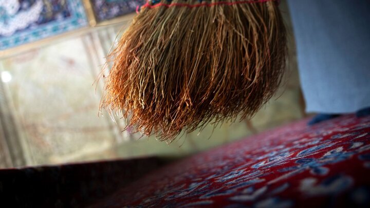 Informe fotográfico | Manos reverentes limpian el camino de fe en el santuario de Abu al-Fadl al-Abbas (la paz sea con él)