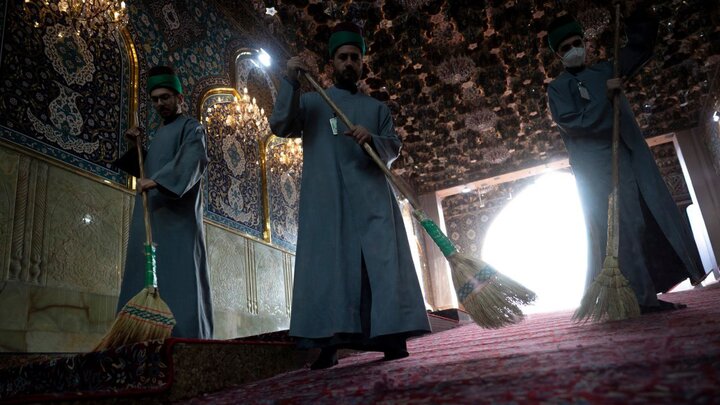 Informe fotográfico | Manos reverentes limpian el camino de fe en el santuario de Abu al-Fadl al-Abbas (la paz sea con él)