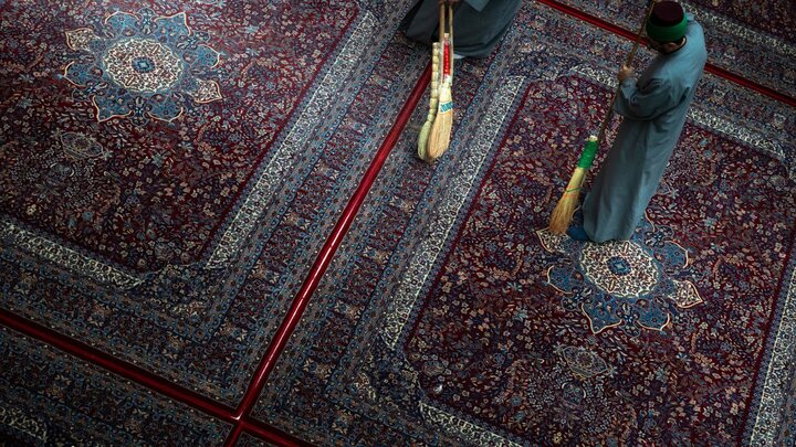 Informe fotográfico | Manos reverentes limpian el camino de fe en el santuario de Abu al-Fadl al-Abbas (la paz sea con él)