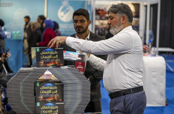 تقرير مصور/ نتاجات متنوعة من مطبوعات وإصدارات خاصة بالأطفال للعتبة العلوية في معرض بغداد