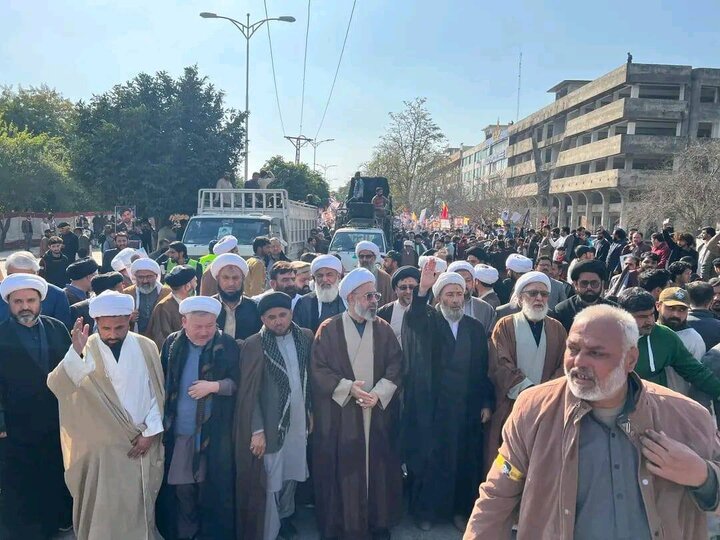 Informe fotográfico | Miles se manifiestan en la capital de Pakistán tras el atentado suicida en la mezquita Hazrat Khadija