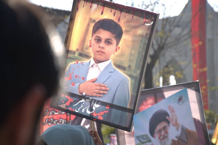 Informe fotográfico | Miles se manifiestan en la capital de Pakistán tras el atentado suicida en la mezquita Hazrat Khadija